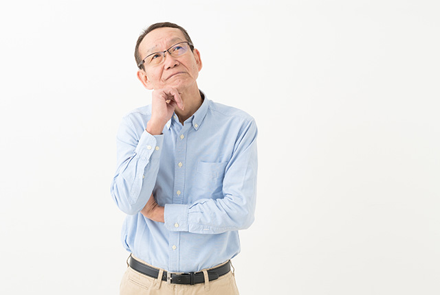 考え込む男性
